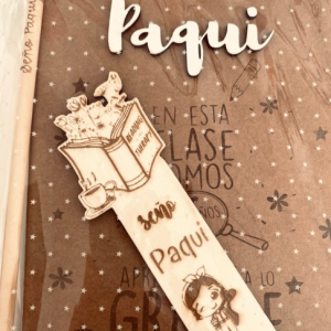 Cuaderno grabado, nombre en relieve