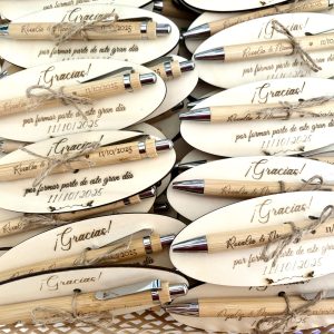 Bolígrafo con base de madera grabada