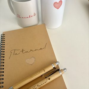 Pack cuaderno, boli, taza y termo.