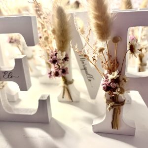 Inicial de madera con nombre grabado y ramito